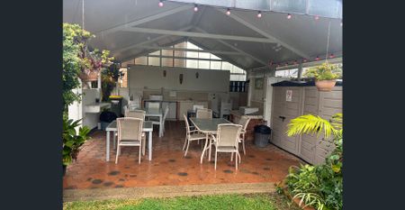 Modern Furnished 2-bedroom unit in sought-after Tahitian Holiday Apartments - Photo 3