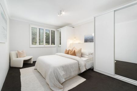 Stylish Two-Bedroom Apartment with Parking in Prime Bondi Location - Photo 4
