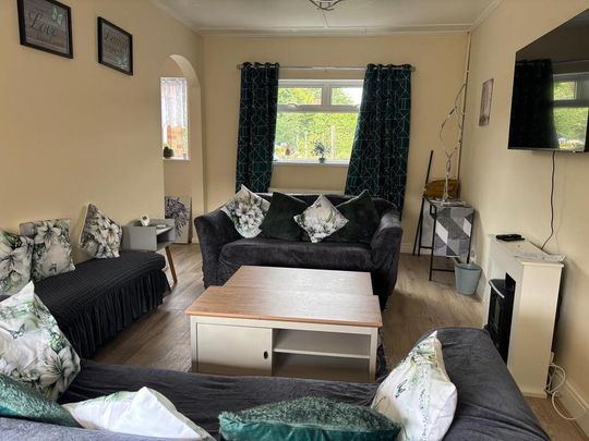 4 bedroom semi-detached house to rent - Photo 1