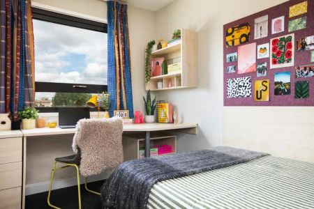 Extra Large High Double Ensuite: Two Bed Flat - Photo 3