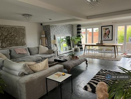 4 bedroom semi-detached house to rent - Photo 3