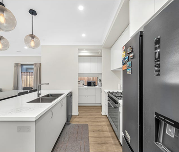 East-Facing Family Gem in the Prestigious Riverdale Estate, Tarneit! - Photo 5 | Rentumo