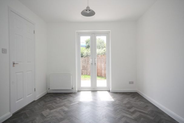 Goldsworth Park, Woking - Photo 1