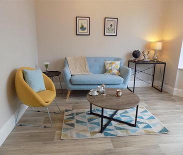 3 bedroom Flat To Let - Photo 2