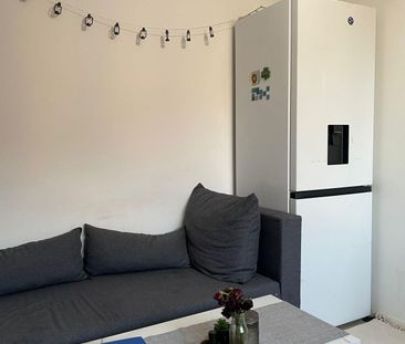 Studio flat with seperate kitchen - Ideal for working couple - Photo 1