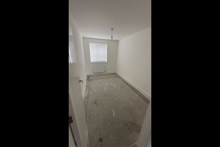 3 Bed Flat, Bank Street, M11 - Photo 2