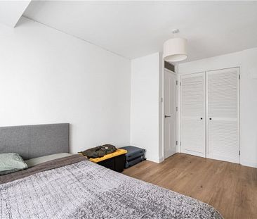 This recently refurbished ground floor flat consists of a double be... - Photo 2