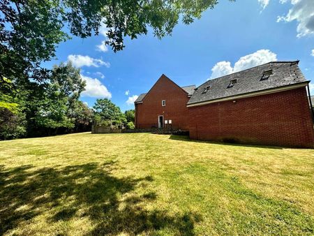 A substantial, detached, family home, in a quiet cul de sac to the south of Newbury near Wash Water. - Photo 4