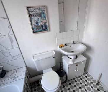 Room in a Shared Flat, Glenister Park Road, SW16 - Photo 4