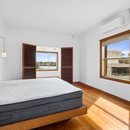 Art Deco 2 Bedroom Plus Study with Breathtaking Water Views - Photo 3