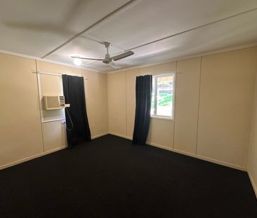 Prime West Gladstone Location – Neat 3-Bed Home Walk to Shops & Hos... - Photo 1