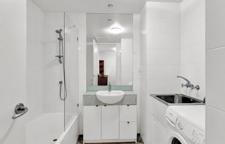 STYLISH SOUTHBANK LIVING WITH BALCONY, POOL & SECURE PARKING - Photo 4