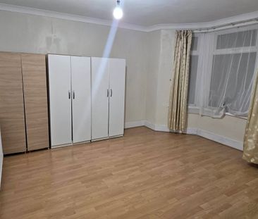 Room in a Shared House, Aintree Avenue, E6 - Photo 2