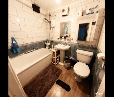 2 Bed Flat, Portswood Road, SO17 - Photo 2