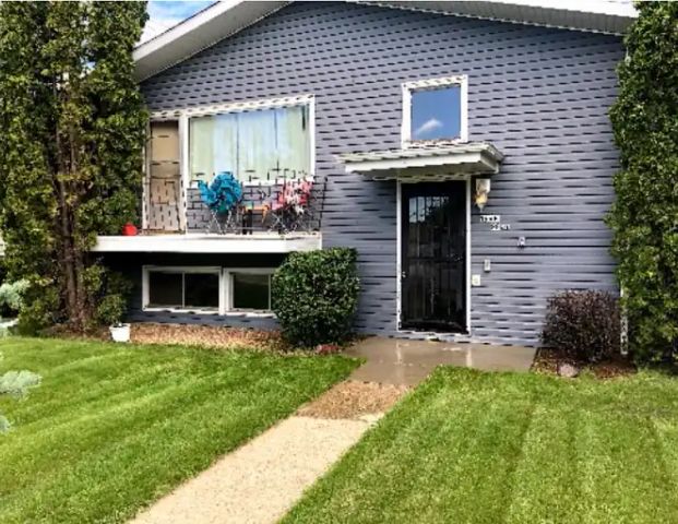 Quiet one bedroom suite in 4 plex west end | 3 - 15504 99 Avenue Northwest, Edmonton - Photo 1