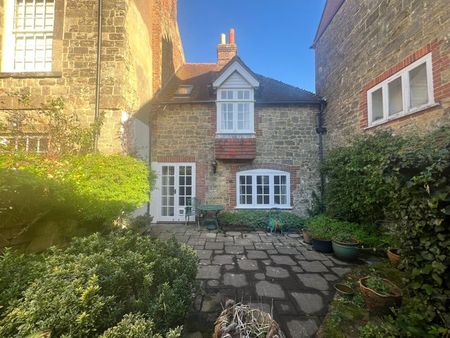 High Street, Petworth - Photo 3