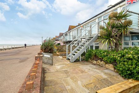 3 bed apartment to rent in Chanel View, Bexhill-on-Sea, TN40 - Photo 2