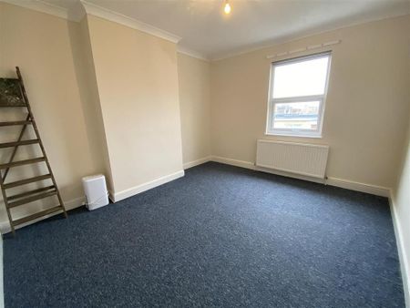 3 bedroom flat to rent - Photo 3