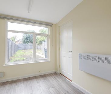 2 bedroom semi-detached house to rent - Photo 6
