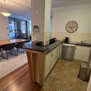 Two-Bedroom Apartment located in the heart of Brisbane CBD - Photo 3