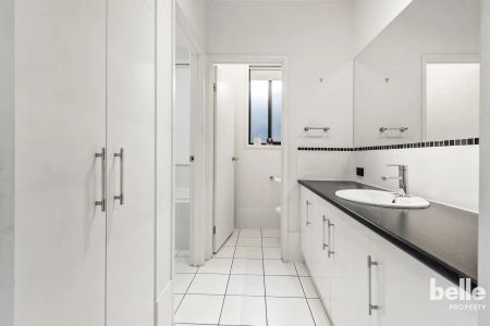 Four or Five Bedroom Home Minutes From The Beach - Photo 4