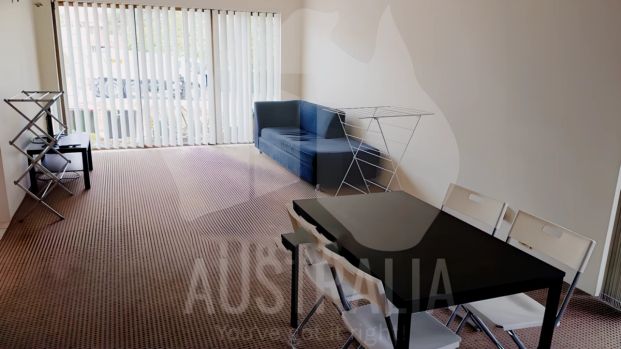 Private room with own bathroom - Photo 1