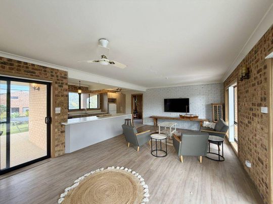 Spacious Coastal Family Home with Ocean Views & Pool - Wallabi Point - Photo 1