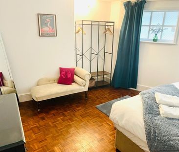 2 Bed Flat, Powis Square, BN1 - Photo 2