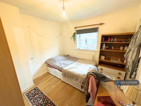 4 bedroom semi-detached house to rent - Photo 4