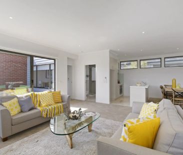 STREET FRONT PRIVATE TOWNHOUSE, WALKING DISTANCE TO SOUTHLAND! - Photo 3