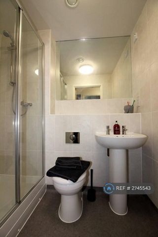 4 bedroom flat to rent - Photo 5