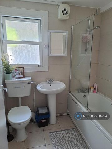 1 bedroom in a house share to rent - Photo 5