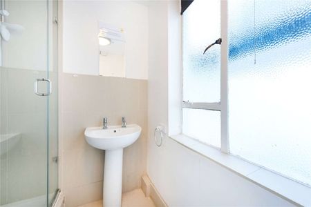 A studio flat in a period conversion property. The property boasts a large private terrace and has shared bathroom facilities. - Photo 3