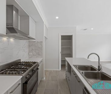 Modern Family Living with Space, Style & Seamless Indoor-Outdoor Ap... - Photo 6