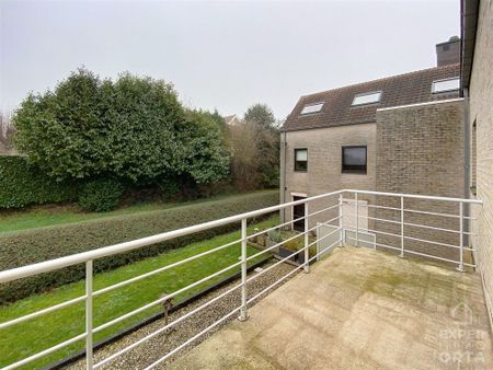 Uitstekend, energiezuinig appartement met twee slaapkamers, terras en garage. - Photo 3