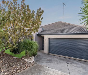 Spacious Family Home with Outdoor Entertaining - Photo 3