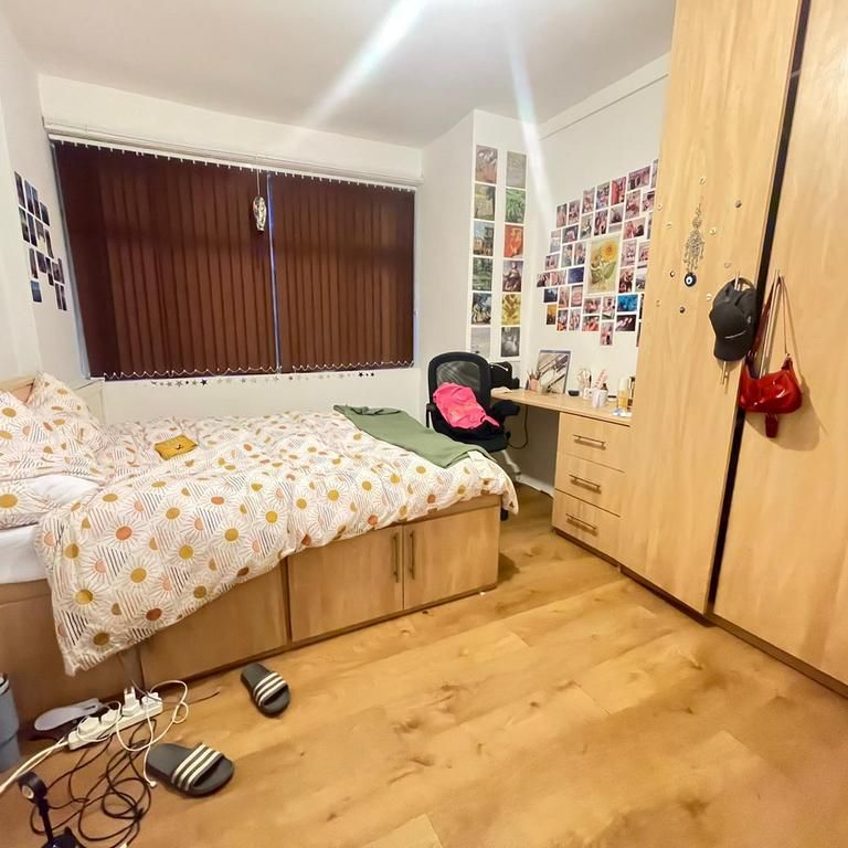 9 bedroom townhouse to rent - Photo 1