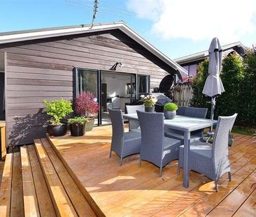 Sunny private home with a large deck - Photo 4