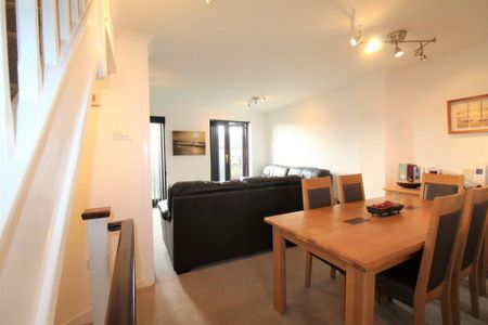 3 bedroom terraced house to rent - Photo 2