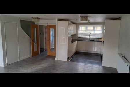 4 Bed Semi-Detached House, Woodside Grange Road, N12 - Photo 5