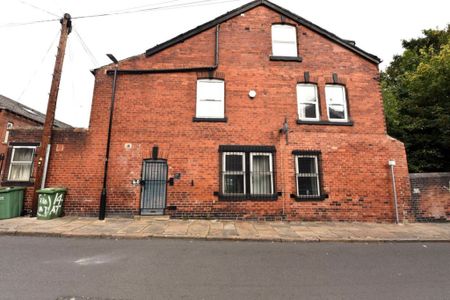 8 bedroom House in Archery Road, Leeds - Photo 2