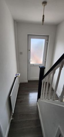 4 bedroom semi-detached house to rent - Photo 2