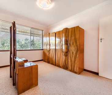 Family home on a large block - Photo 3