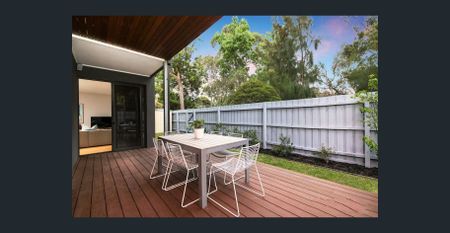 The perfect combination of luxury and lifestyle in an exclusive park-side position - 3 Bed PLUS Study! - Photo 3