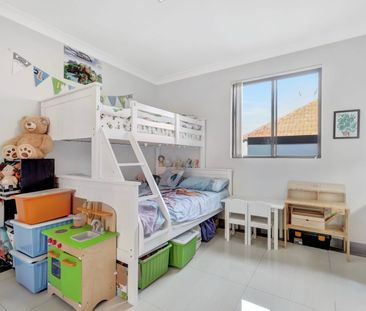 Spacious modern two-bedroom townhouse with lock-up garage - Photo 3