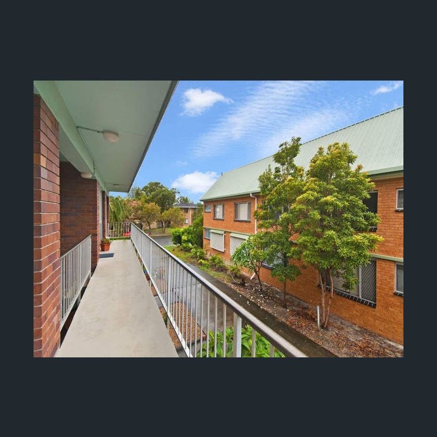 Two-Bedroom Apartment in a Fantastic Location – Walk to the Beach! - Photo 1