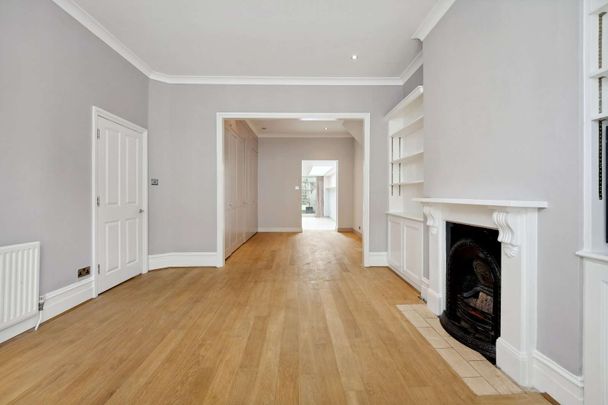 Generously proportioned house with enviable entertaining space moments from Clapham Common - Photo 1