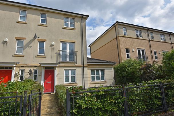 4 Bedroom Mid Terraced House - Photo 1
