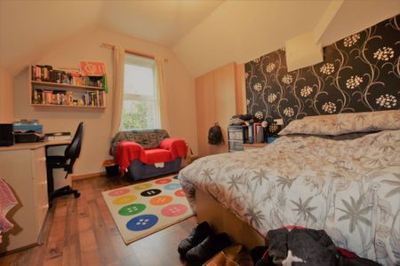 6 bedroom Flat in Hollybank, Leeds - Photo 3