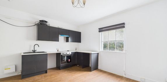 1 bedroom Flat To Let - Photo 2